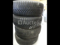 Set van 4 winterbanden op velgen Set van 4 winterbanden op velgen