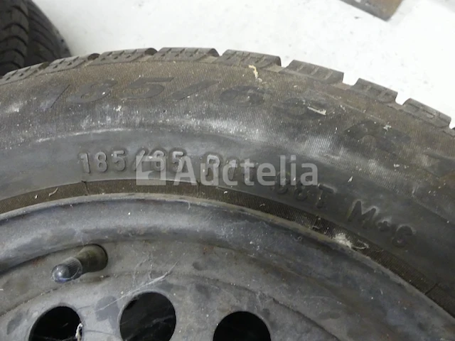 Set van 4 winterbanden op velgen - afbeelding 1 van  5