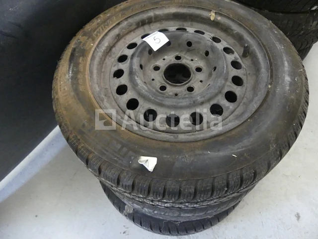 Set van 4 winterbanden op velgen - afbeelding 3 van  5