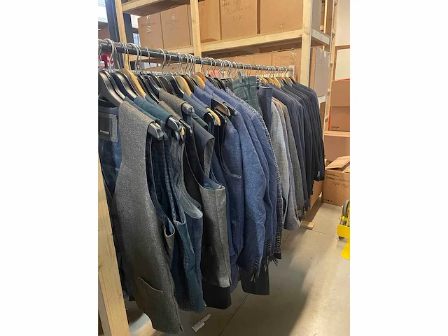 Set van 67 heren blazers, pakken en broeken van diverse merken, waaronder roy robson nieuwe items - diverse maten - afbeelding 1 van  5