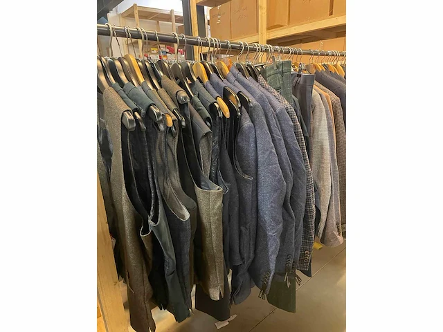 Set van 67 heren blazers, pakken en broeken van diverse merken, waaronder roy robson nieuwe items - diverse maten - afbeelding 4 van  5