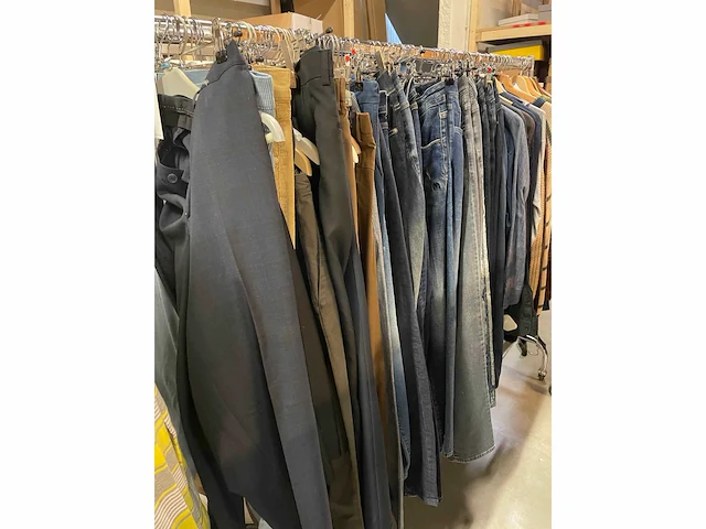 Set van 71 herenkleding met jeans, planbroeken, truien van verschillende bekende merken nieuwe artikelen - diverse maten - stang niet inbegrepen - afbeelding 1 van  6