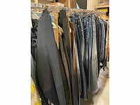 Set van 71 herenkleding met jeans, planbroeken, truien van verschillende bekende merken nieuwe artikelen - diverse maten - stang niet inbegrepen - afbeelding 1 van  6