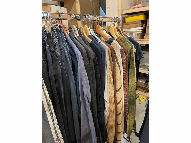 Set van 71 herenkleding met jeans, planbroeken, truien van verschillende bekende merken nieuwe artikelen - diverse maten - stang niet inbegrepen - afbeelding 2 van  6