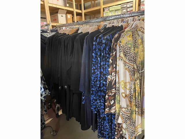 Set van 75 dameskleding van diverse bekende merken nieuwe items - diverse maten - afbeelding 1 van  4
