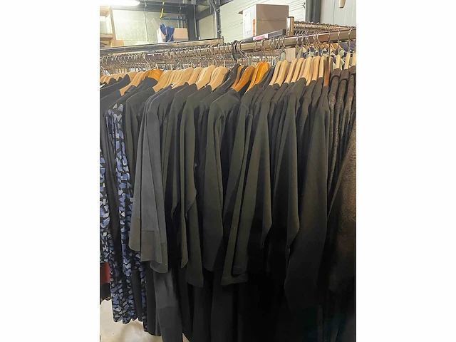 Set van 75 dameskleding van diverse bekende merken nieuwe items - diverse maten - afbeelding 2 van  4