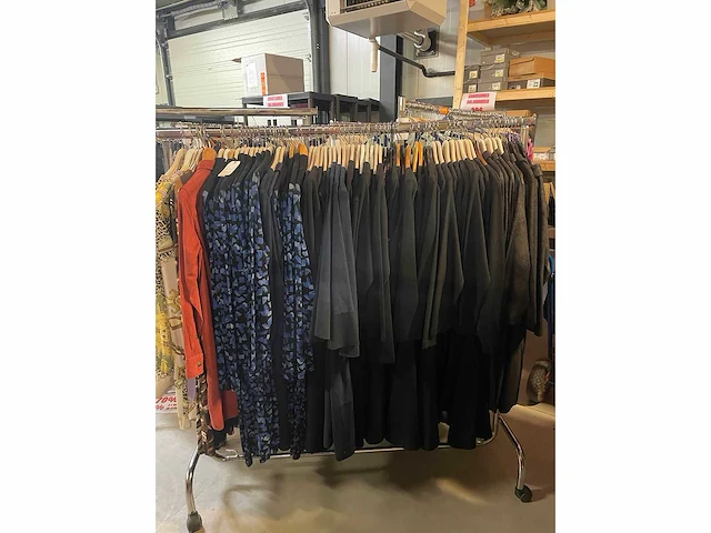 Set van 75 dameskleding van diverse bekende merken nieuwe items - diverse maten - afbeelding 3 van  4