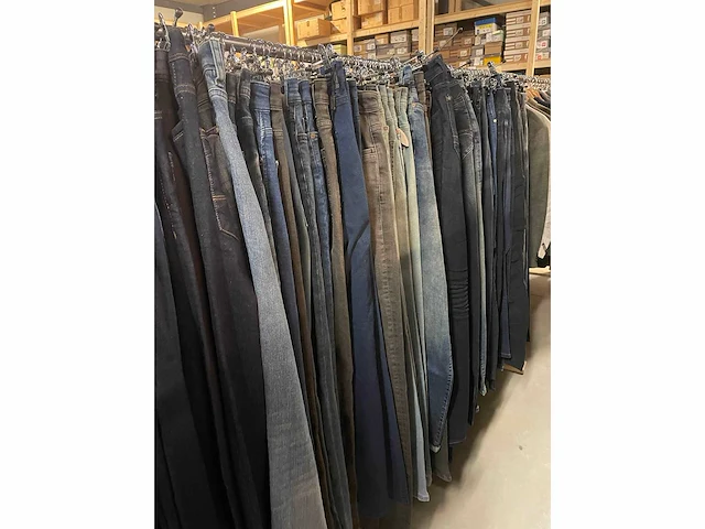Set van 91 heren jeans van diverse merken waaronder cars jeans nieuwe items - diverse maten - afbeelding 1 van  3