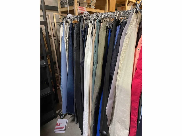 Set van 94 damesbroeken en jeans van verschillende merken nieuwe items - diverse maten - afbeelding 1 van  3