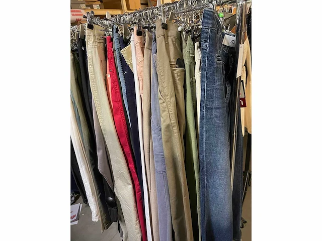 Set van 94 damesbroeken en jeans van verschillende merken nieuwe items - diverse maten - afbeelding 2 van  3