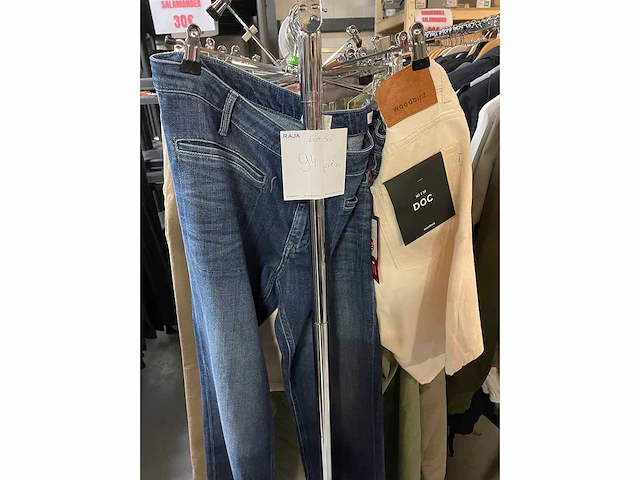 Set van 94 damesbroeken en jeans van verschillende merken nieuwe items - diverse maten - afbeelding 3 van  3