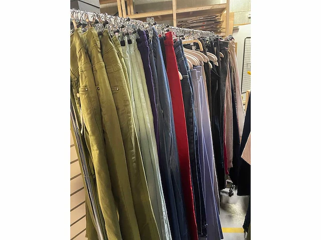 Set van 95 dames jeans en broeken van het merk sandwich_ nieuwe items - diverse maten - hengel niet inbegrepen - afbeelding 1 van  4