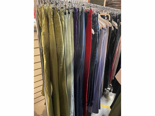 Set van 95 dames jeans en broeken van het merk sandwich_ nieuwe items - diverse maten - hengel niet inbegrepen - afbeelding 2 van  4
