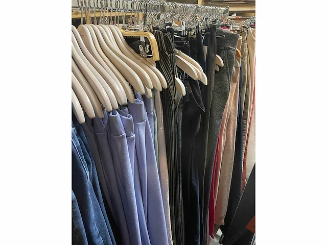 Set van 95 dames jeans en broeken van het merk sandwich_ nieuwe items - diverse maten - hengel niet inbegrepen - afbeelding 3 van  4