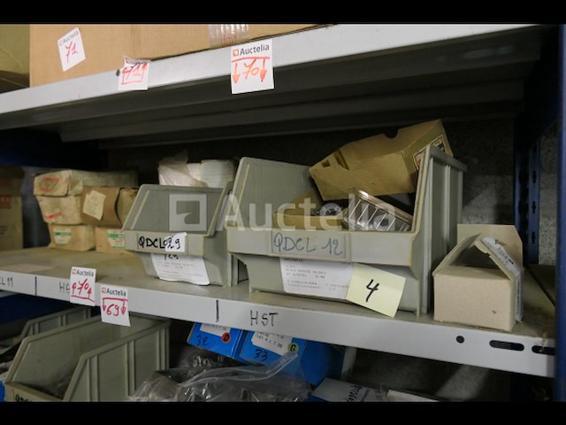 Set van diverse spijkers in doos - afbeelding 2 van  4