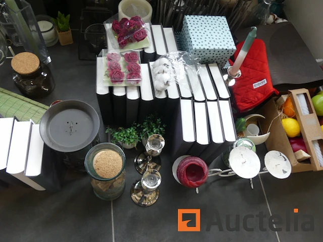 Set van showroom decoratie items - afbeelding 2 van  9