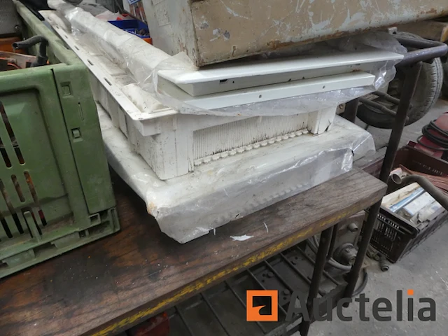 Set van verschillende items, waaronder 1 metalen bankschroef, ... - afbeelding 2 van  10