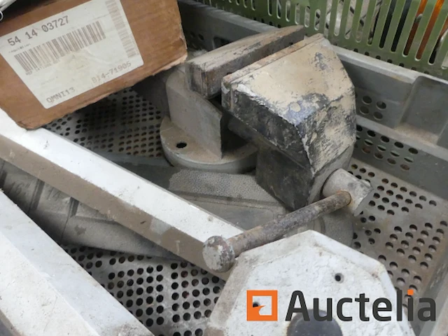 Set van verschillende items, waaronder 1 metalen bankschroef, ... - afbeelding 1 van  10