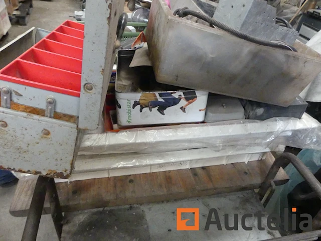 Set van verschillende items, waaronder 1 metalen bankschroef, ... - afbeelding 5 van  10