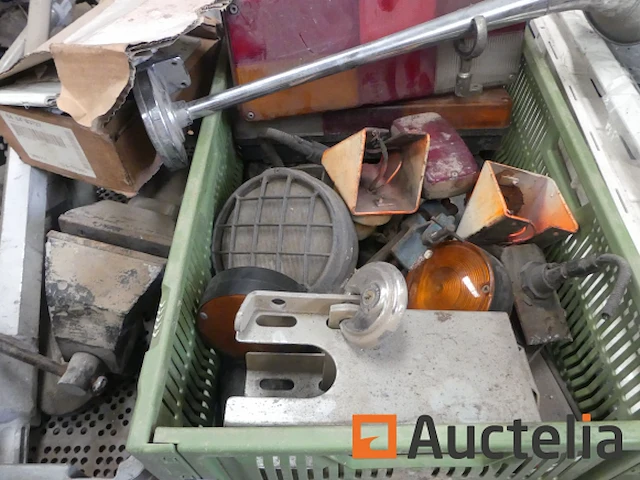 Set van verschillende items, waaronder 1 metalen bankschroef, ... - afbeelding 6 van  10