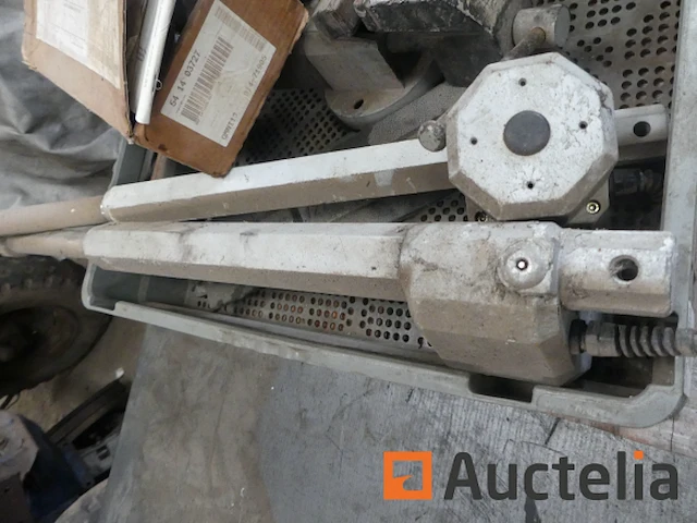 Set van verschillende items, waaronder 1 metalen bankschroef, ... - afbeelding 7 van  10