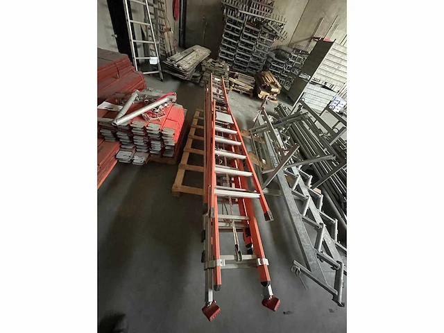 Set van vezel/aluminium tubesca isolerende ladders en ladders - afbeelding 1 van  4