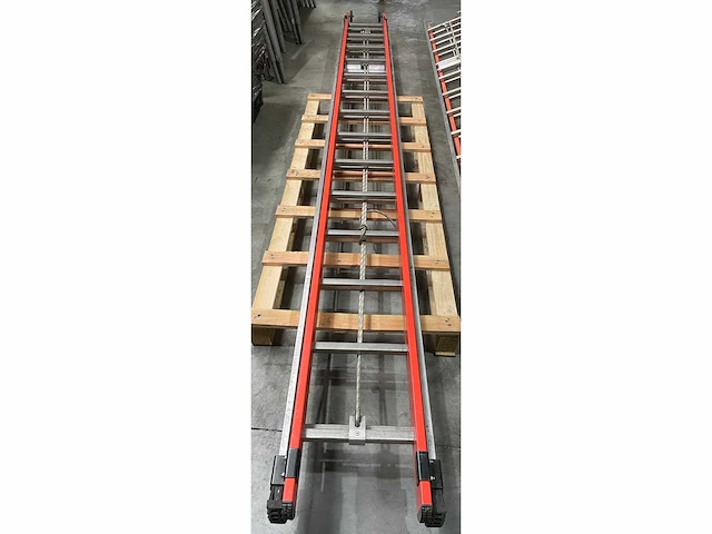 Set van vezel/aluminium tubesca isolerende ladders en ladders - afbeelding 3 van  4