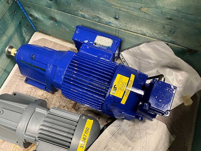 Sew + bauer 0,37 + 2x 0,75 +0,55 kw electro motor met reductie (5x) - afbeelding 11 van  14