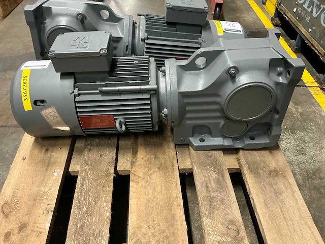 Sew-eurodrive k77 elektromotor - afbeelding 1 van  5