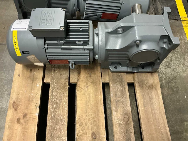 Sew-eurodrive k77 elektromotor - afbeelding 2 van  5