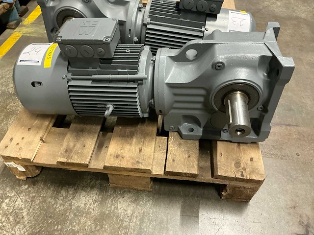Sew-eurodrive k77 elektromotor - afbeelding 1 van  6