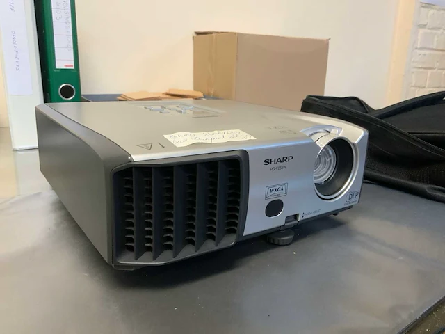 Sharp pg-f255w beamer - afbeelding 1 van  5