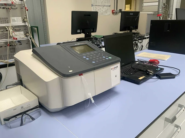 Shimadzu uv-1800 spectrophotometer - afbeelding 3 van  8