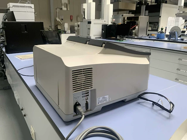 Shimadzu uv-1800 spectrophotometer - afbeelding 4 van  8