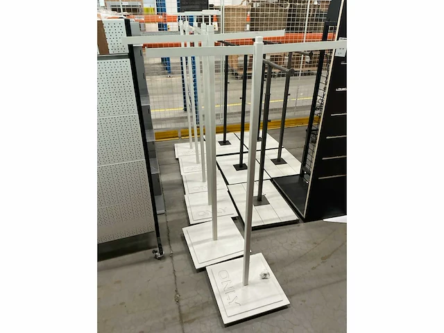 Shop furniture (11x) - afbeelding 4 van  4