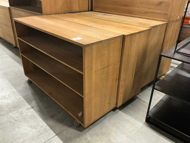 Shop furniture (2x) - afbeelding 1 van  5