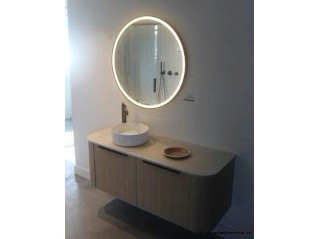 Showroom badkamermeubel plus spiegel met verlichting afm plm 135x50x50cm en 90cm diameter - afbeelding 1 van  3