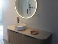 Showroom badkamermeubel plus spiegel met verlichting afm plm 135x50x50cm en 90cm diameter - afbeelding 1 van  3