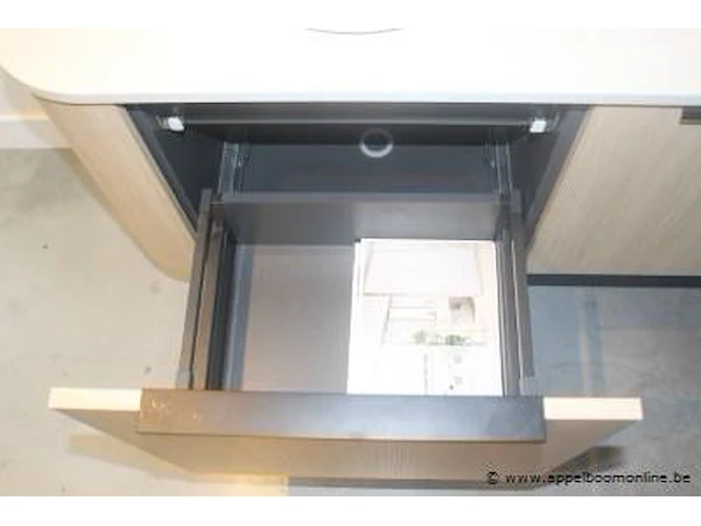 Showroom badkamermeubel plus spiegel met verlichting afm plm 135x50x50cm en 90cm diameter - afbeelding 2 van  3