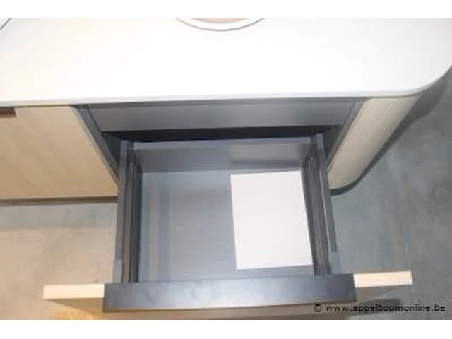 Showroom badkamermeubel plus spiegel met verlichting afm plm 135x50x50cm en 90cm diameter - afbeelding 3 van  3
