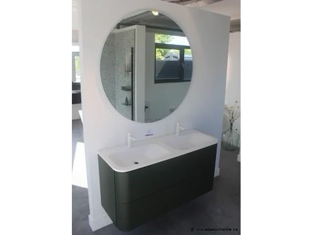 Showroom badkamermeubel vv dubbele lavabo, design spiegel en hangkast afm 130x50x65cm, 40x36x170cm en diameter 120cm - afbeelding 1 van  5