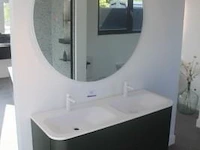 Showroom badkamermeubel vv dubbele lavabo, design spiegel en hangkast afm 130x50x65cm, 40x36x170cm en diameter 120cm - afbeelding 1 van  5