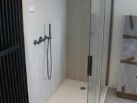 Showroom inloopdouche vv doucheplaat, glasplaat op rail en regendouche afm plm 140x90x240cm - afbeelding 1 van  3