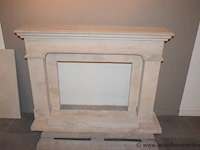 Showroom schoorsteenmantel uit natuursteen bois dore afm 141x35x107cm, gedemonteerd - afbeelding 1 van  2
