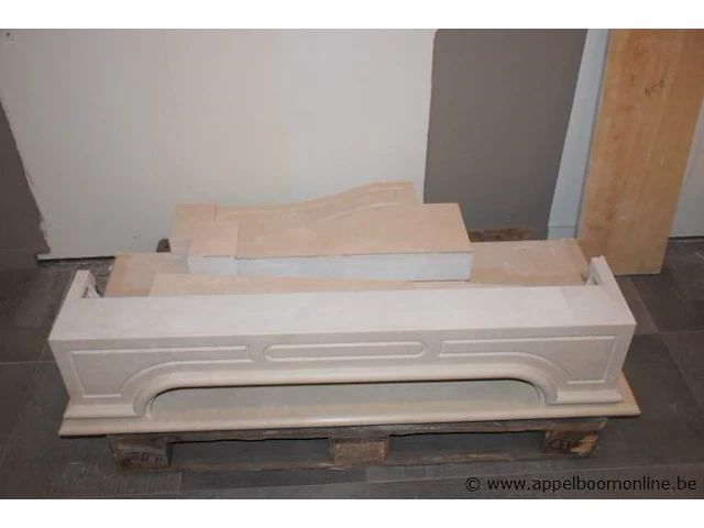 Showroom schoorsteenmantel uit natuursteen crema marfil afm 134x30x107cm, gedemonteerd - afbeelding 1 van  2