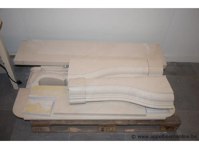 Showroom schoorsteenmantel uit natuursteen crema marfil gezoet afm 134x30x107cm, gedemonteerd - afbeelding 2 van  4