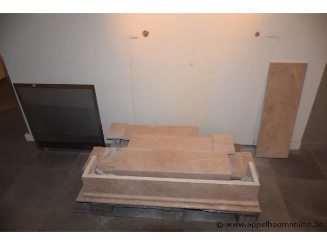 Showroom schoorsteenmantel uit natuursteen rosa levante afm 137x109x30cm, gedemonteerd - afbeelding 1 van  4