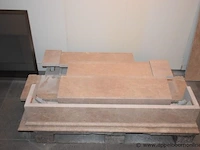 Showroom schoorsteenmantel uit natuursteen rosa levante afm 137x109x30cm, gedemonteerd - afbeelding 3 van  4