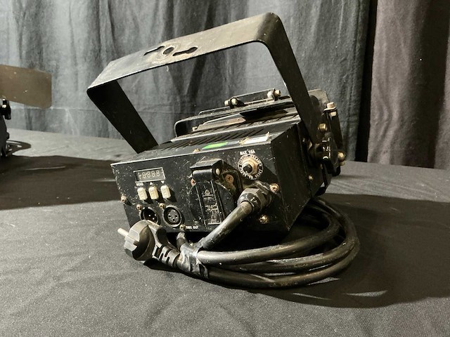 Showtec compact blinder spotlight (3x) - afbeelding 4 van  5