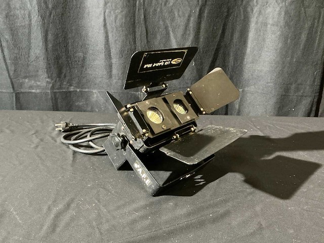 Showtec compact blinder spotlight (3x) - afbeelding 1 van  5